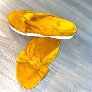 Cute YELLOW sandals 🌻. Size US9.